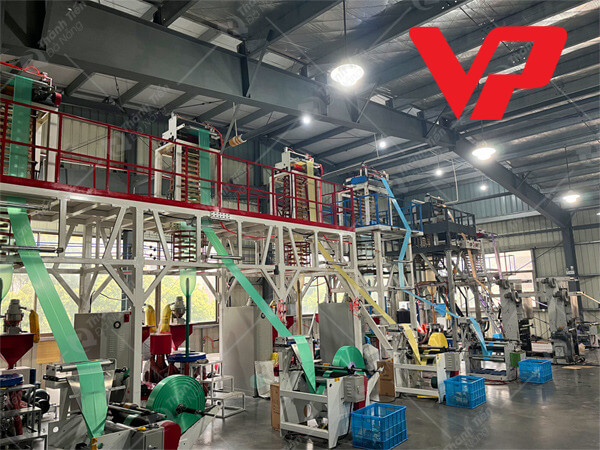 Hệ thống máy móc hiện đại chạy công suất lớn liên tục tại xưởng Bao bì Vạn Phát