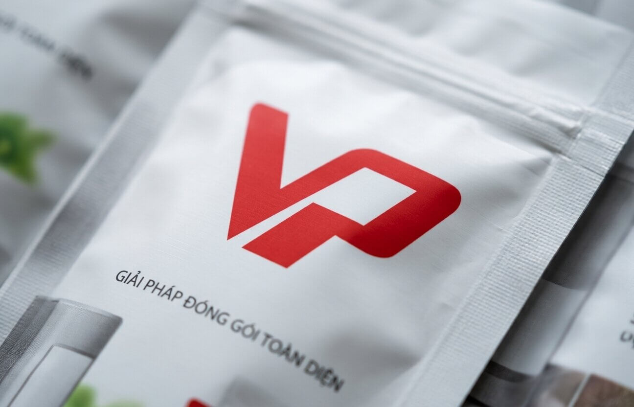 Cận cảnh logo Bao bì Vạn Phát được in sắc nét trên bề mặt túi màng ghép.