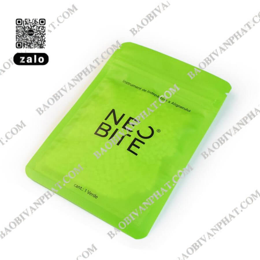 Túi zipper 3 biên màu xanh lá chụp ở góc nghiêng