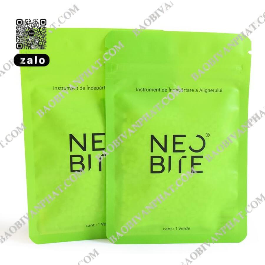 Hai túi zipper 3 biên màu xanh lá đặt cạnh nhau